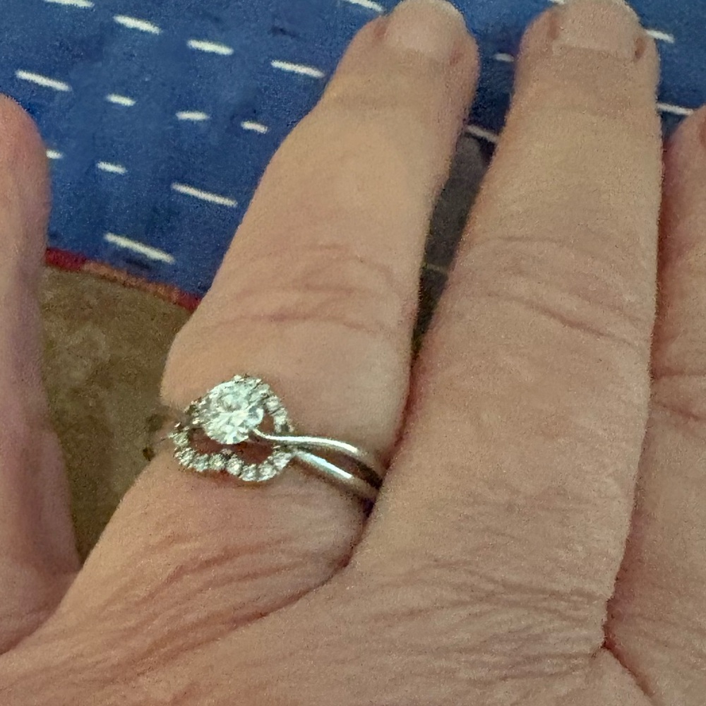 GUC Milor .925 sterling made in Italy cz ring. Size 7